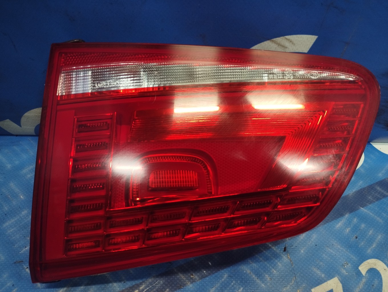 Ліхтар кришки багажника правий Volkswagen Touareg FL (2015-2018) - 1