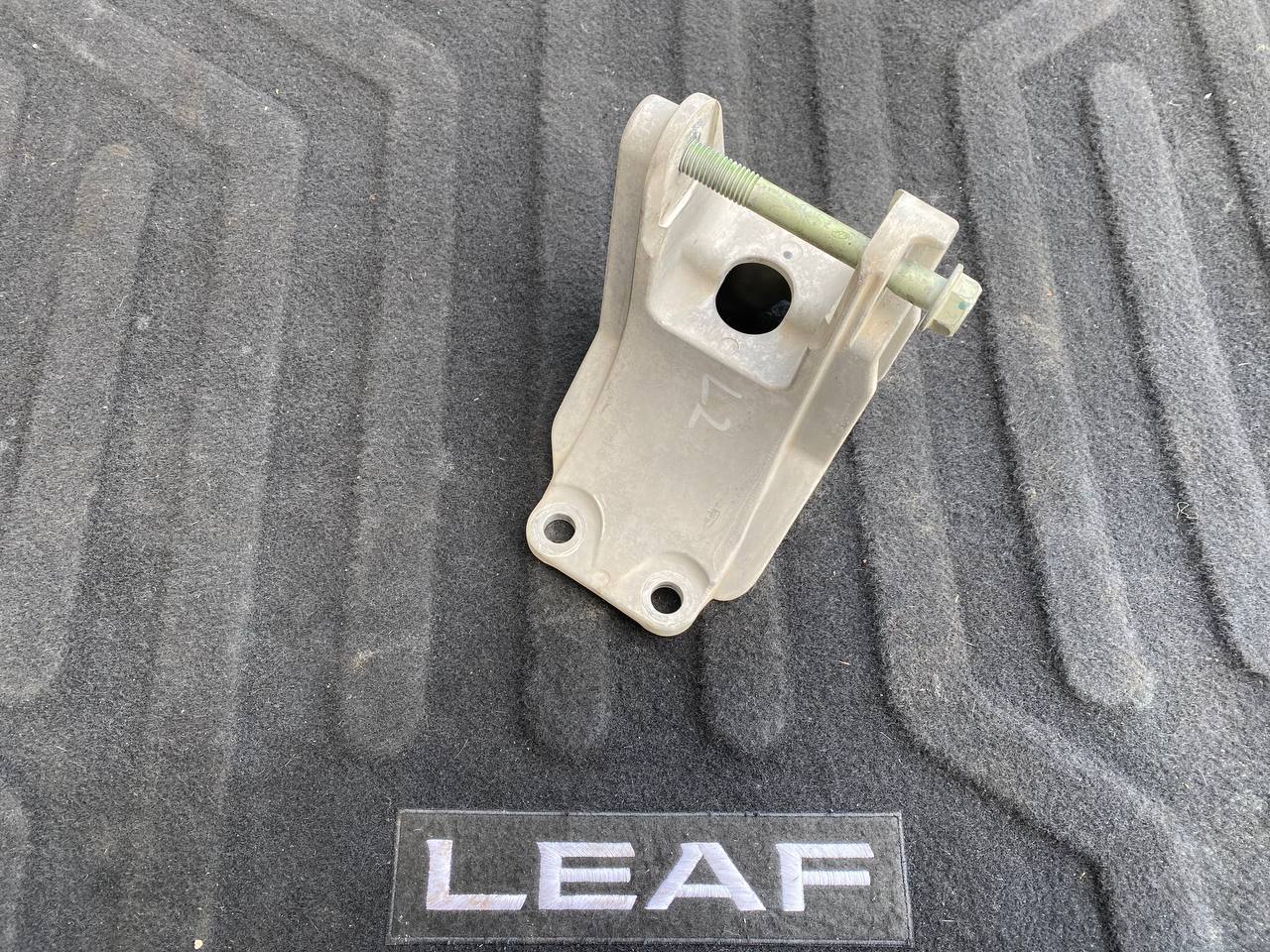 Кронштейн (крепление) КПП Nissan Leaf II 2018-2024 - 1