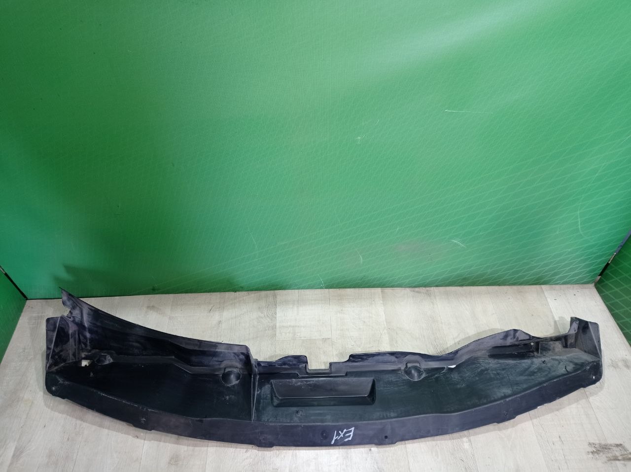 Накладка під лобове скло Ford Explorer (2011-2019) - 1
