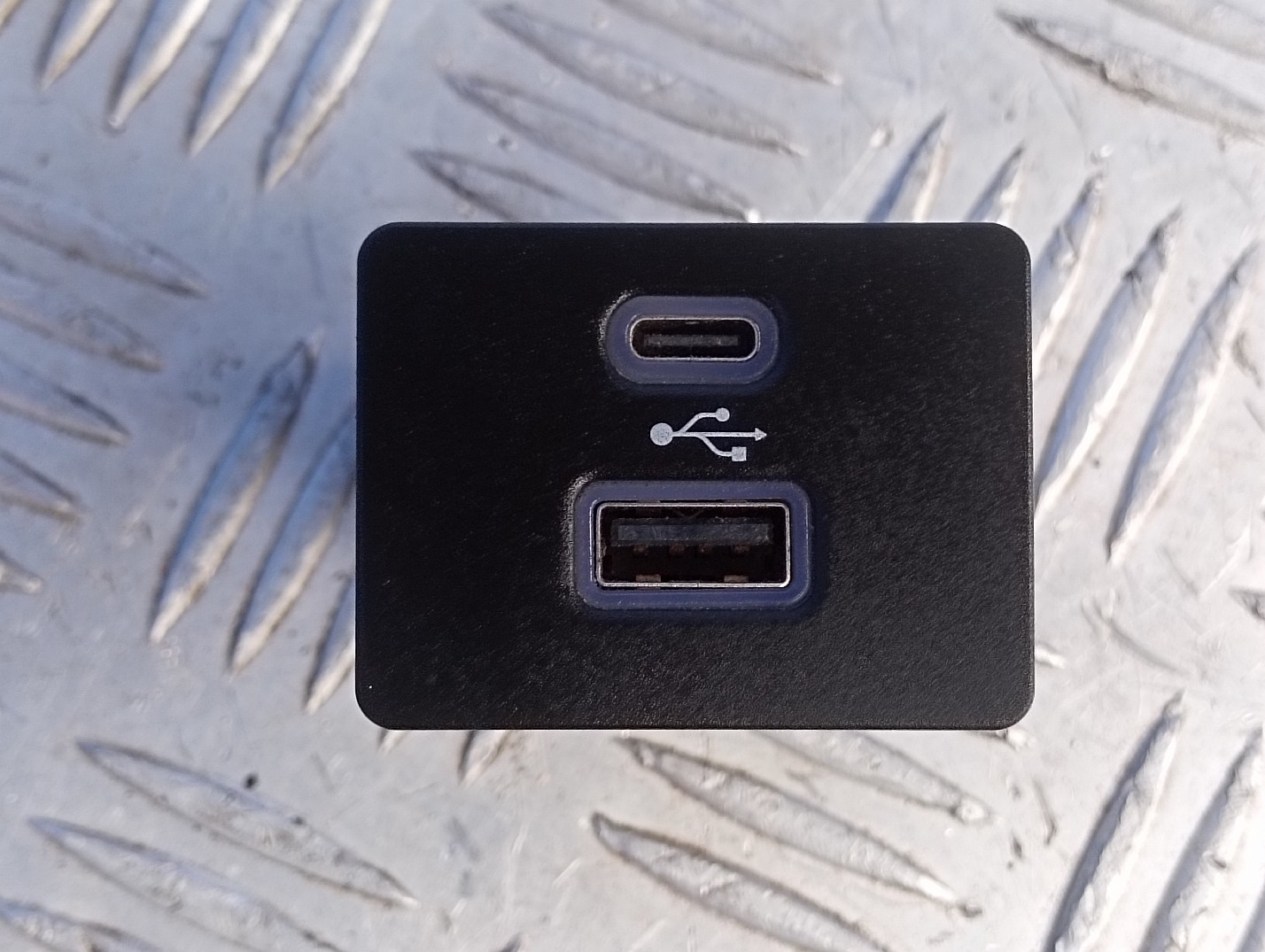 USB блок Ford Mustang Mach-E  Select Premium  ( 2019 - 2026 ) - 1