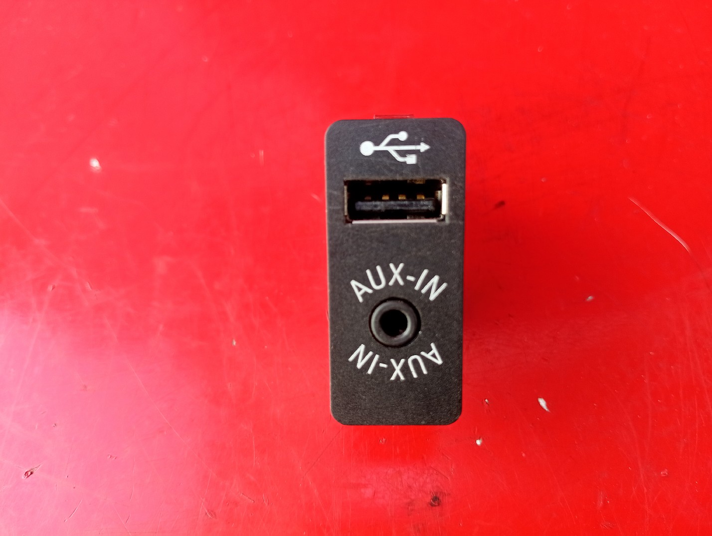 Разъем AUX / USB BMW X5 F15 (2013-2018) - 1