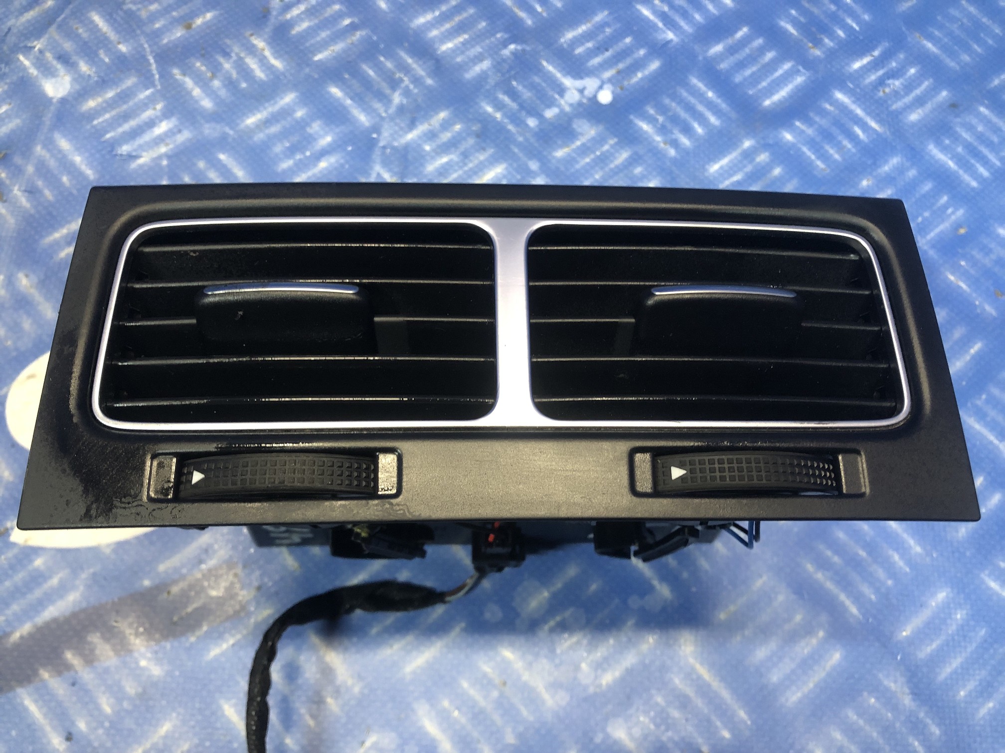 Дефлектор обдування салону Volkswagen Touareg FL (2015-2018) - 1