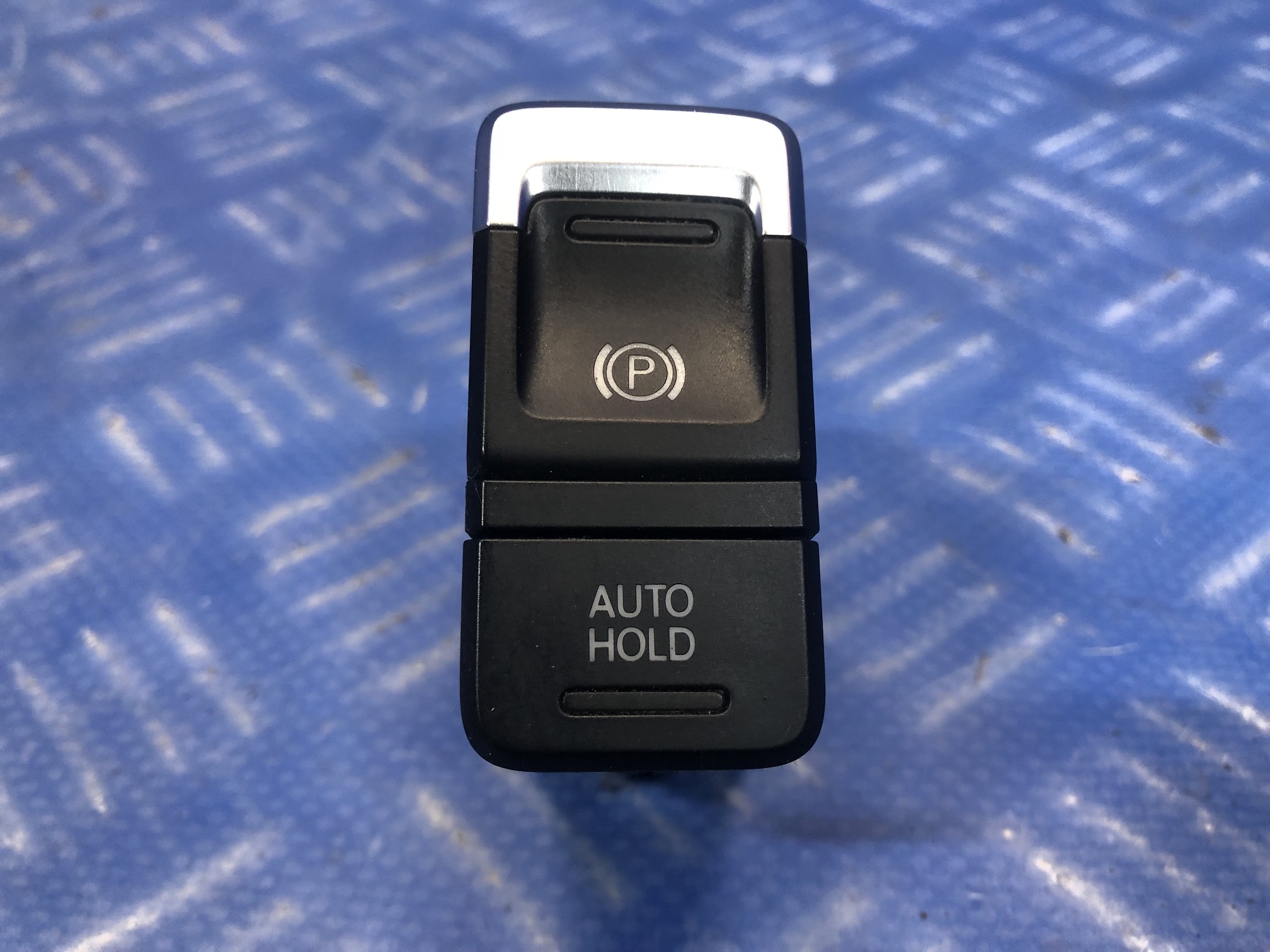 Кнопка ручника (стоянкового гальма) Volkswagen Touareg FL (2015-2018) - 1