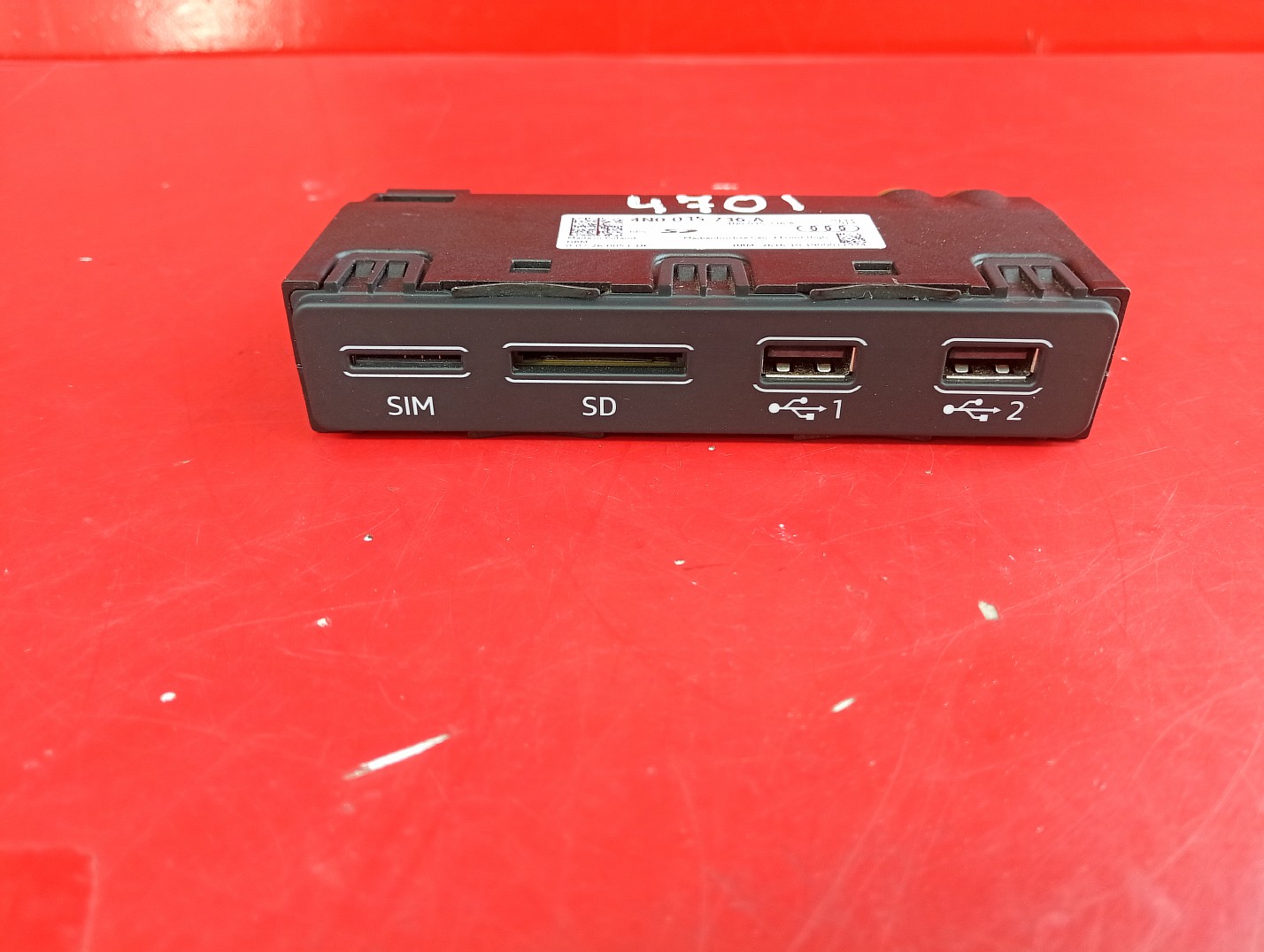 Разъем AUX / USB Audi E-TRON - 1
