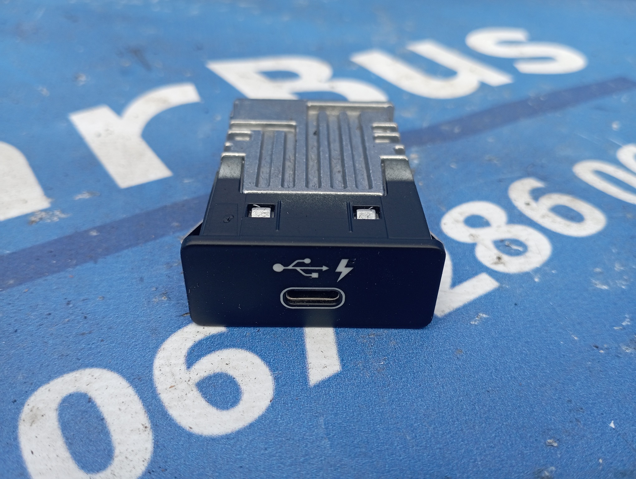 Разъем AUX / USB BMW X7 G07 (2018-2022) - 1
