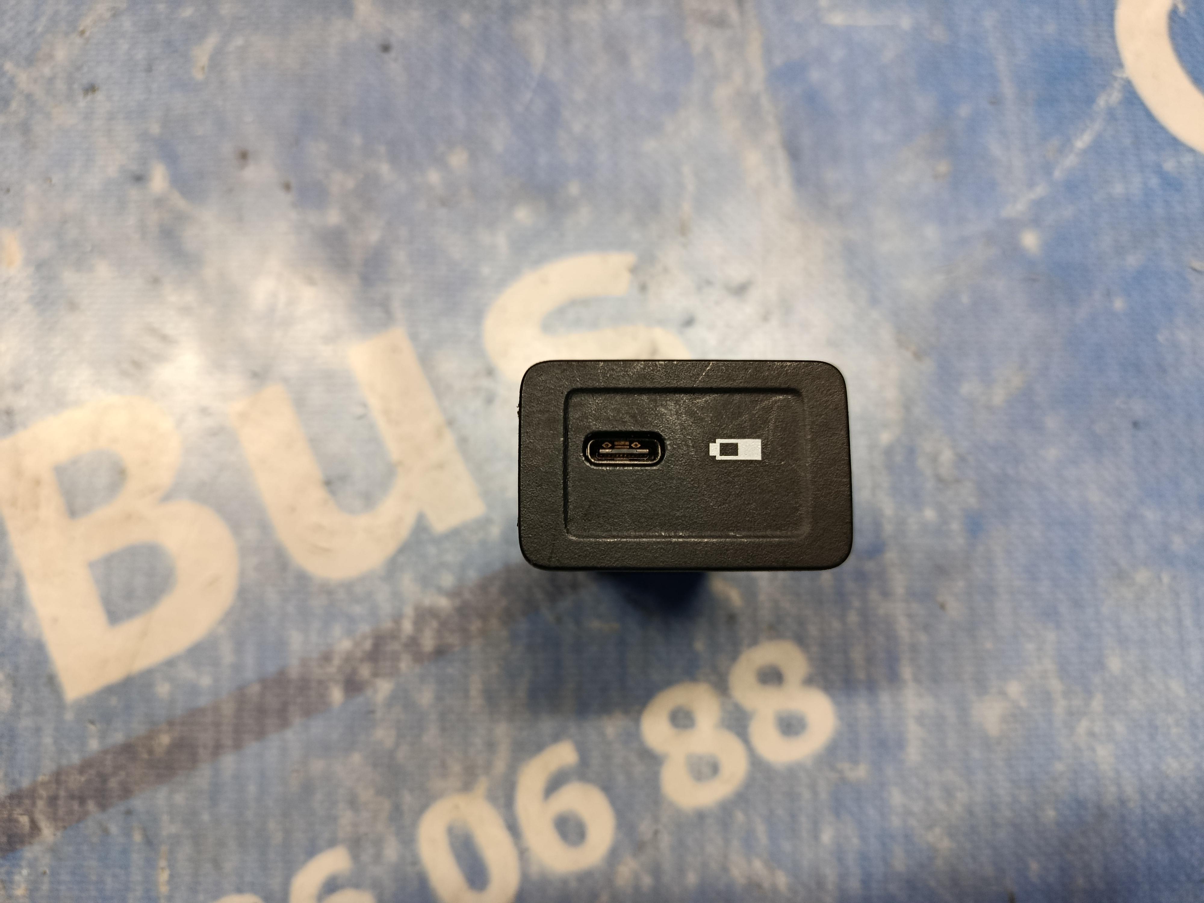 Разъем AUX / USB Mercedes-Benz Sprinter W907 (2014-2024) - 1