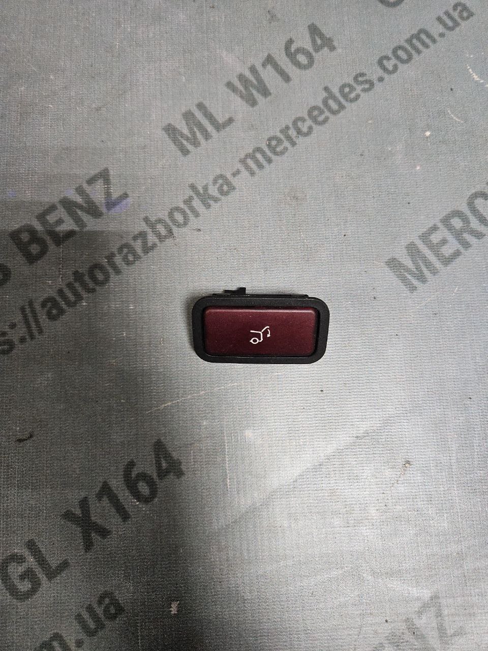 Кнопка закриття кришки багажника Mercedes ML W164 (2005-2011) - 1