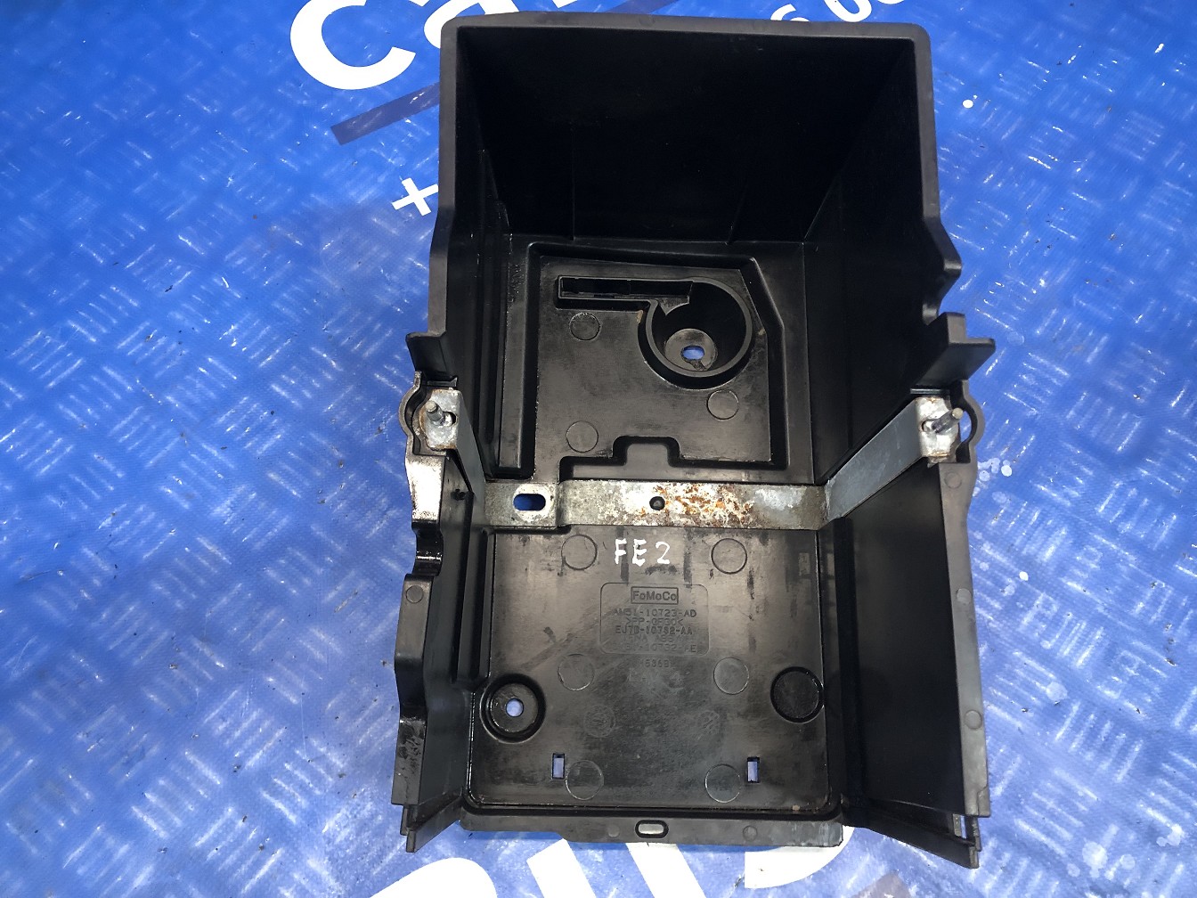 Крепление (корпус) аккумулятора Ford Escape 3 FL ( 2012 - 2019 ) - 1