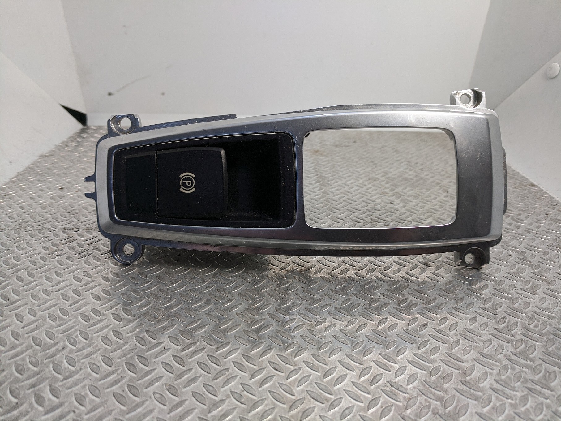 Кнопка ручника (стоянкового гальма) BMW X5 E70 (2010-2013) рестайл - 1