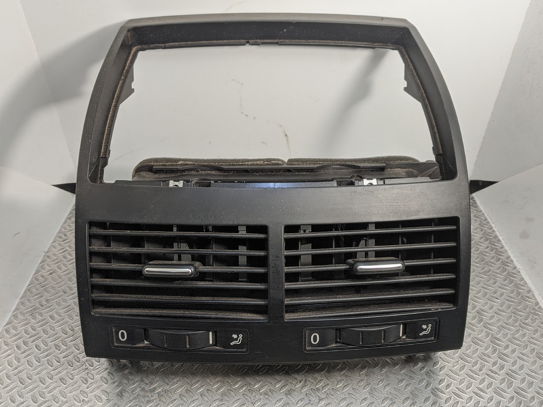 Дефлектор обдування салону Volkswagen Touareg (2007-2010) рестайл - 1