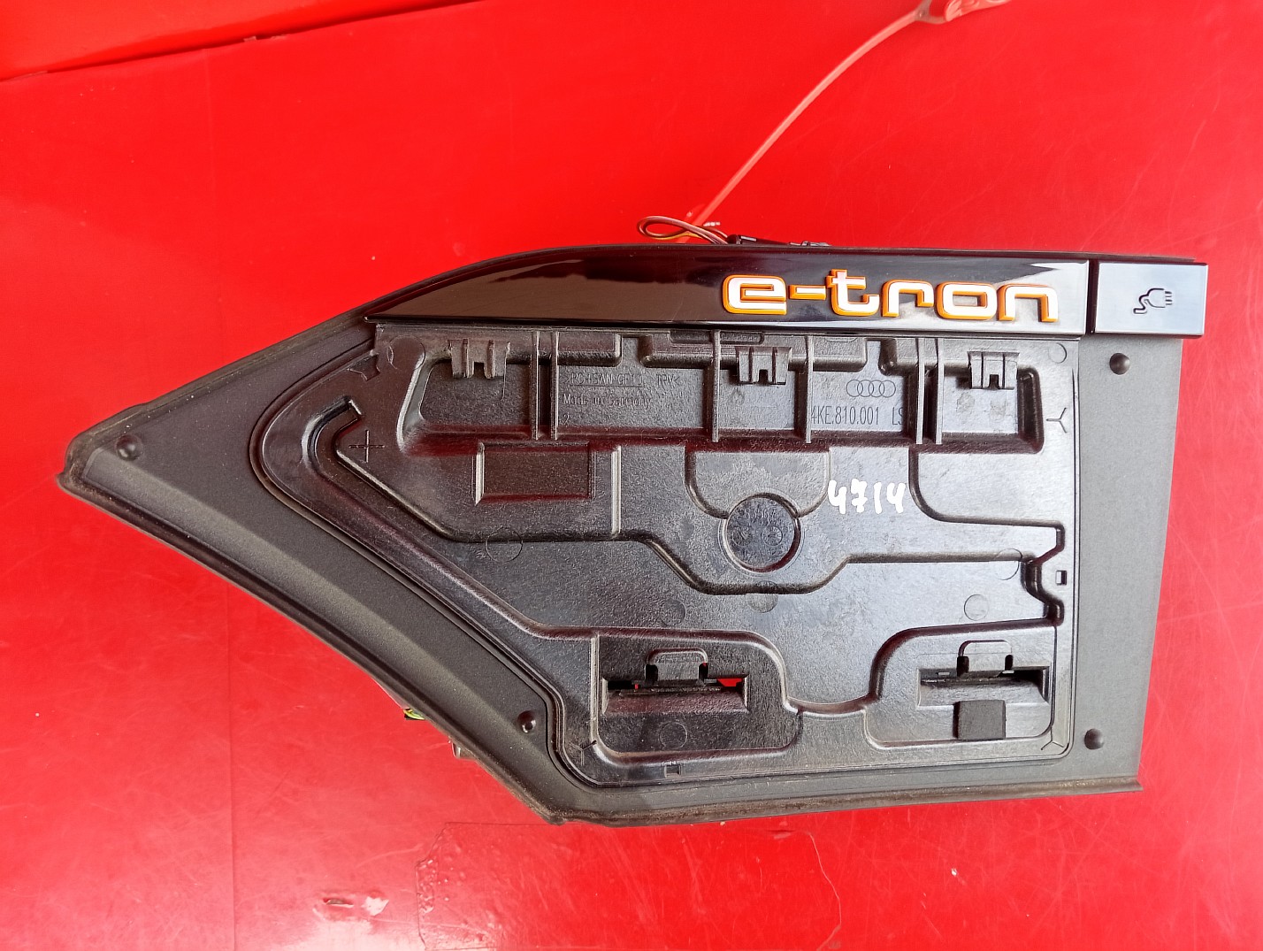 Механизм лючка зарядки Audi E-TRON - 1