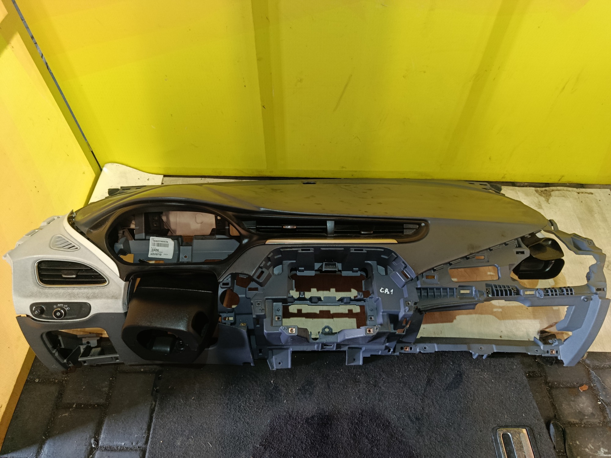 Торпедо (панель передняя) Chevrolet Bolt EV (2017-2021) - 1