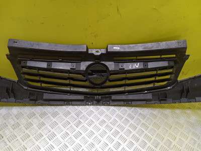 Накладка бампера переднього центральна Renault Trafic II, Opel Vivaro II, Nissan Primastar II (2006-2014) рестайл