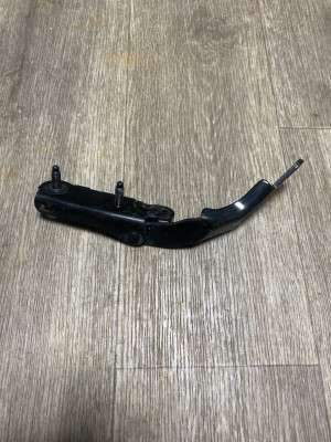 Петля кришкі (двері) багажника ліва Nissan Rogue 2014-2020