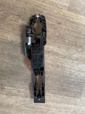 Кронштейн (тримач) ручки дверей Nissan LEAF I 2010-2017