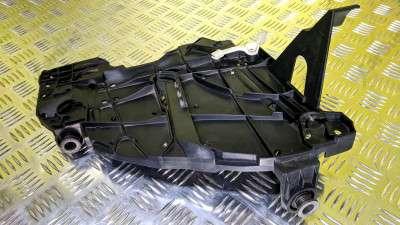 Кронштейн (кріплення) фари правий Volkswagen Touareg (2007-2010) рестайл