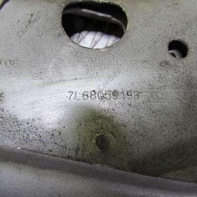 Кронштейн (кріплення) крила лівий Volkswagen Touareg (2007-2010) рестайл