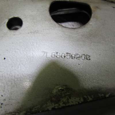 Кронштейн (кріплення) крила правий Volkswagen Touareg (2007-2010) рестайл
