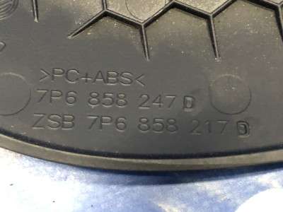Декоративна накладка на торпедо Volkswagen Touareg FL (2015-2018)