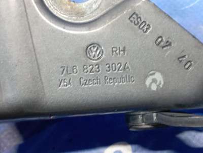 Петля капота права Volkswagen Touareg (2007-2010) рестайл