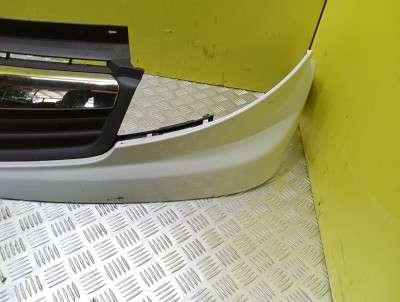 Накладка бампера переднього центральна Renault Trafic II, Opel Vivaro II, Nissan Primastar II (2006-2014) рестайл