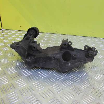 Кронштейн генератору Renault Trafic II, Opel Vivaro II, Nissan Primastar II (2006-2014) рестайл