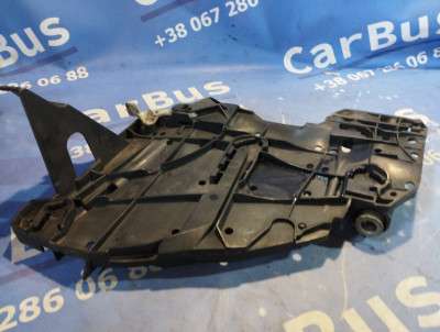 Кронштейн (кріплення) фари лівий Volkswagen Touareg (2007-2010) рестайл