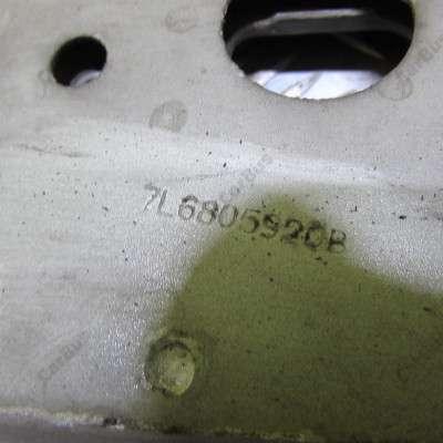 Кронштейн (кріплення) крила правий Volkswagen Touareg (2007-2010) рестайл