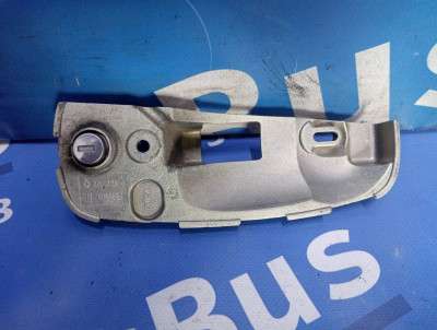 Кронштейн (тримач) ручки дверей Renault Trafic II, Opel Vivaro II, Nissan Primastar II (2006-2014) рестайл