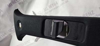 Обшивка стійки салону середня права Mercedes ML W164 (2005-2011)