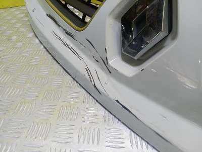 Накладка бампера переднього центральна Renault Trafic II, Opel Vivaro II, Nissan Primastar II (2006-2014) рестайл