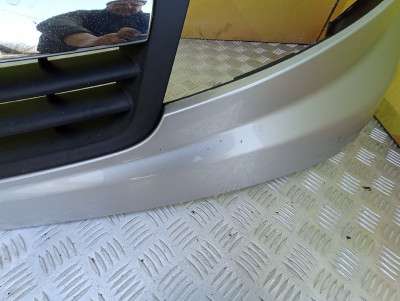 Накладка бампера переднего центральная Renault Trafic II, Opel Vivaro II, Nissan Primastar II (2001-2006) дорестайл