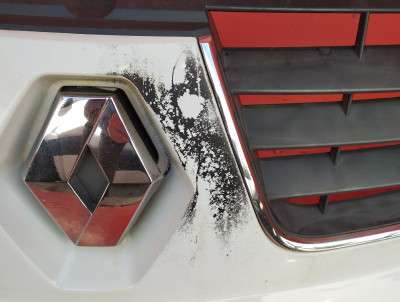 Накладка бампера переднего центральная Renault Trafic II, Opel Vivaro II, Nissan Primastar II (2006-2014) рестайл