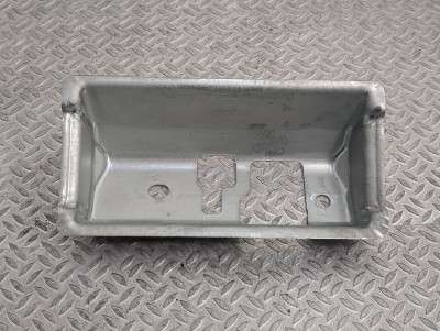 Кронштейн (тримач) ручки дверей Volkswagen Touareg (2003-2006) дорестайл