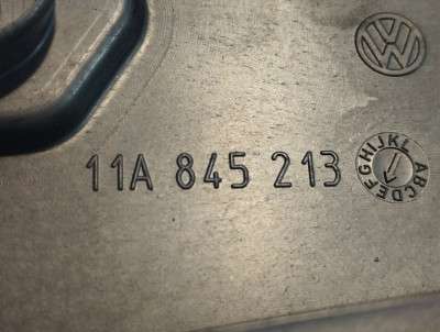 Скло бокових дверей задніх лівих ID 4
