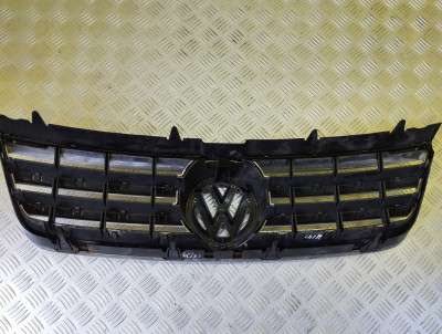 Решетка радиатора Volkswagen Touareg (2003-2006) дорестайл