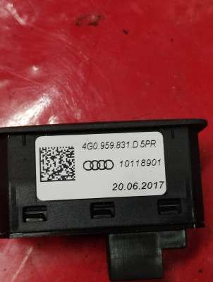 Кнопка открывания багажника Audi Q7 4M(2015-2020)