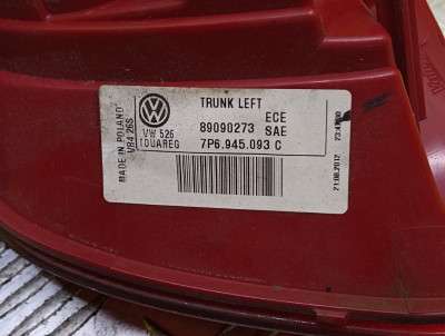 Ліхтар кришки багажника лівий Volkswagen Touareg NF (2010-2014)