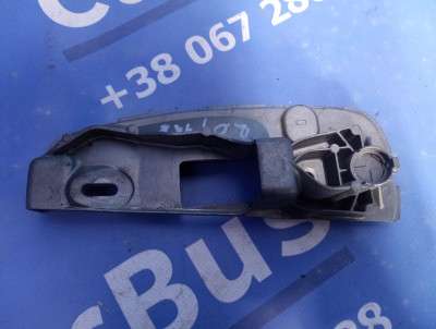 Кронштейн (тримач) ручки дверей Renault Trafic II, Opel Vivaro II, Nissan Primastar II (2006-2014) рестайл