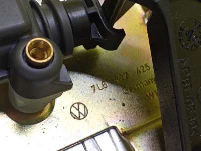 Замок крышки (двери) багажника Volkswagen Touareg (2003-2006) дорестайл