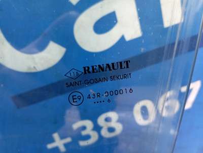 Скло бокових дверей передніх лівих Renault Kadjar (2015 - 2022)