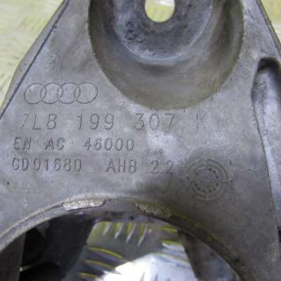 Кронштейн двигуна (лапа кріплення) Audi Q7 (2010-2015)