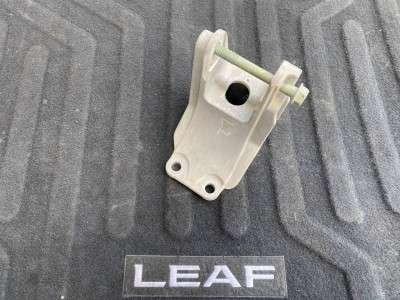 Кронштейн (кріплення) КПП Nissan Leaf II 2018-2024