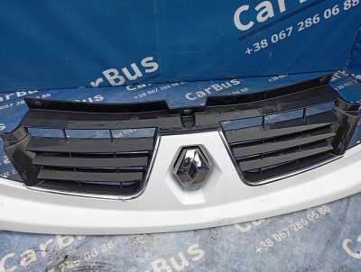 Накладка бампера переднього центральна Renault Trafic II, Opel Vivaro II, Nissan Primastar II (2006-2014) рестайл
