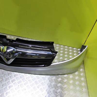 Накладка бампера переднього центральна Renault Trafic II, Opel Vivaro II, Nissan Primastar II (2006-2014) рестайл