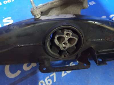 Траверса кпп (лапа кріплення, балка) Volkswagen Touareg (2007-2010) рестайл