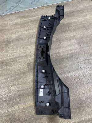 Накладка декоративна  петлі  кришки багажника Nissan Rogue 2014-2020