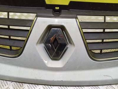 Накладка бампера переднего центральная Renault Trafic II, Opel Vivaro II, Nissan Primastar II (2001-2006) дорестайл
