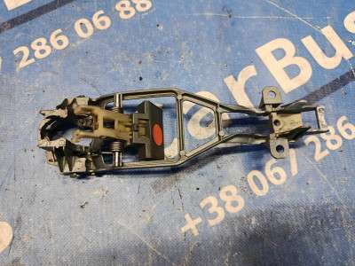 Кронштейн (тримач) ручки дверей Volkswagen Touareg (2003-2006) дорестайл