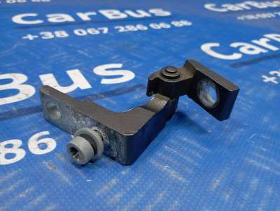 Петля двери передней правой Volkswagen Touareg (2007-2010) рестайл
